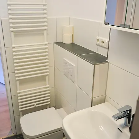 Robins - Spacious For 5 - Balcony - Kitchen - Wifi