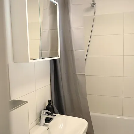 Robins - Spacious For 5 - Balcony - Kitchen - Wifi Apartament *