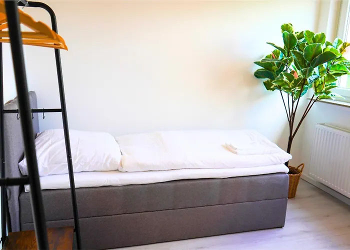 Robins - Spacious For 5 - Balcony - Kitchen - Wifi Apartment *