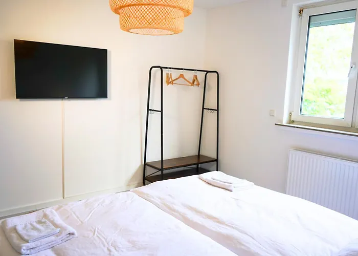 Robins - Spacious For 5 - Balcony - Kitchen - Wifi *