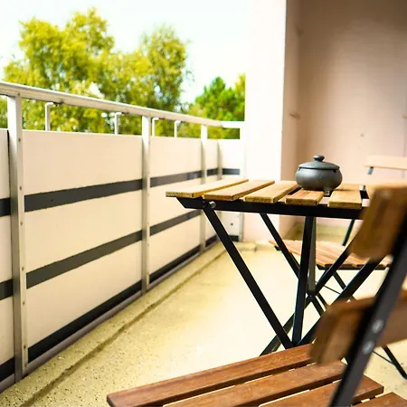 Robins - Spacious For 5 - Balcony - Kitchen - Wifi Apartment