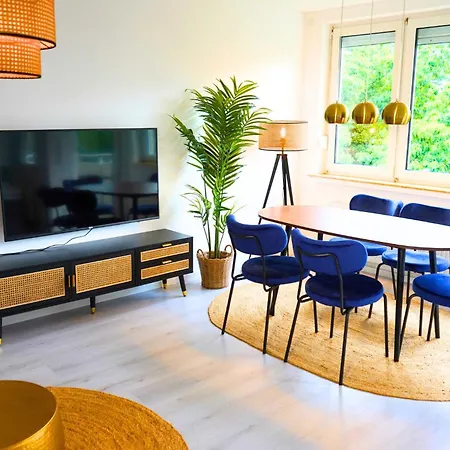 Robins - Spacious For 5 - Balcony - Kitchen - Wifi *