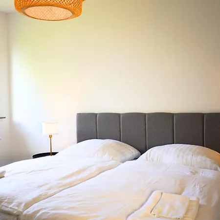 Robins - Spacious For 5 - Balcony - Kitchen - Wifi Apartment *