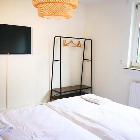 Robins - Spacious For 5 - Balcony - Kitchen - Wifi *