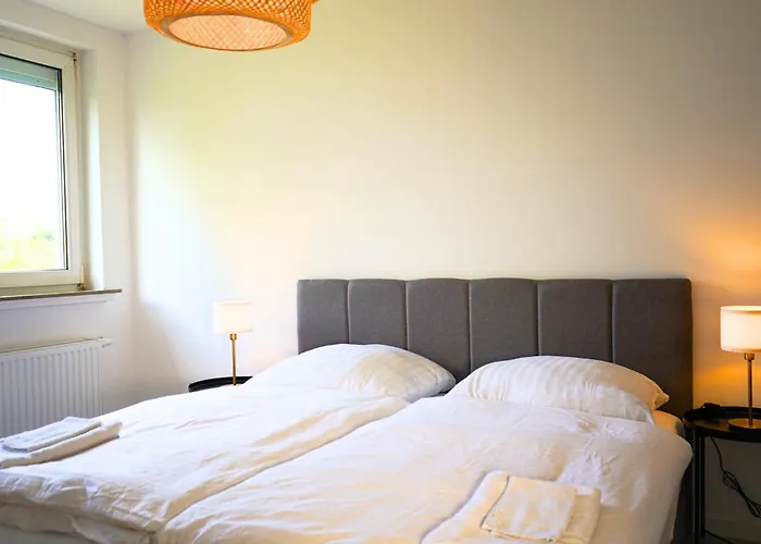 Robins - Spacious For 5 - Balcony - Kitchen - Wifi アパート *